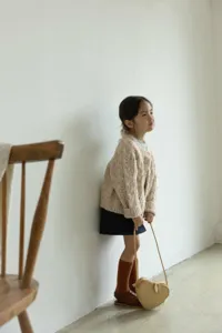 Cardigan in maglia maculata colorata per bambini autunno inverno stile moda outfit.