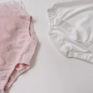 Détail de body bébé été tutu en tulle, combinaison mignonne en coton côtelé respirant.