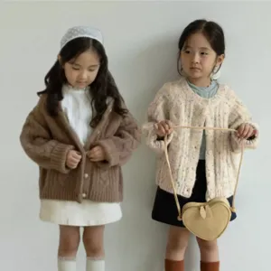 Vista dettagliata di cardigan per bambini indossati da modelle in stile autunnale.