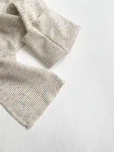 Katoenen stof detail voor baby's met kleurrijke vlekjes, zacht breisel voor kleding.