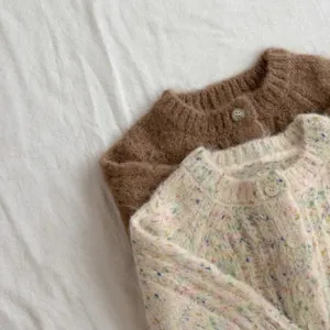 Cardigan maglia neonato inverno dettaglio, tessuto felpato con pois colorati morbido.