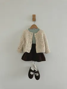 Set cardigan in maglia invernale per bambini con pois colorati, outfit comodo e chic.