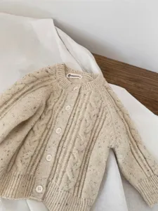 Cardigan in maglia per neonati con punti colorati, dolce maglione per i più piccoli.