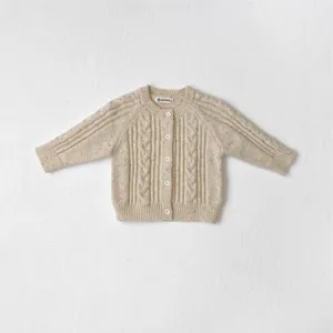 Dettaglio del cardigan in maglia per neonati, beige con macchiette colorate e bottoni frontali.