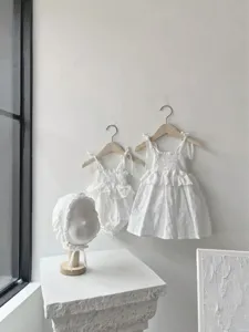 Baby meisje zomer wit gesmokte katoen gelaagde jurk en hoed set ademend zacht comfortabel.