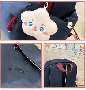 Vista detallada de mochila azul oscura con tela impermeable y peluche en forma de estrella.