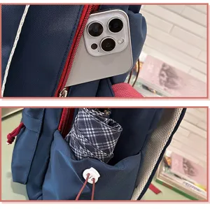 Vista detallada de la elegante mochila escolar con practicos compartimentos de almacenamiento.
