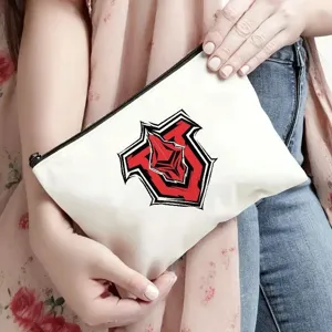Pochette cosmetica in tela anime alla moda, design con logo rosso nero per uso quotidiano.