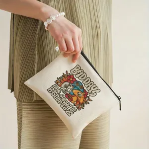 Dettaglio di borsetta con zip in tela con stampa grafica colorata e chiusura lampo nera.