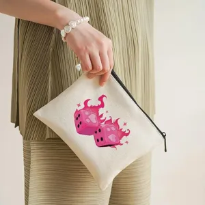 Vista di dettaglio di un astuccio in tela con stampa grafica di dadi e fiamme rosa.
