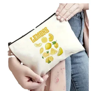 Graziosa borsa cosmetica in tela con stampa di limoni e cerniera per organizzare trucchi e penne.