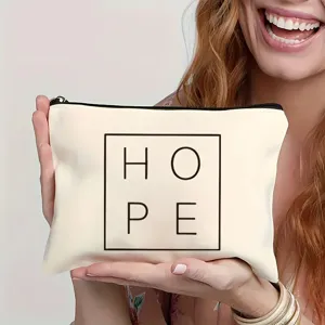 Detailaufnahme einer weißen Kosmetiktasche aus Canvas mit stilvollem HOPE-Buchstaben-Design.