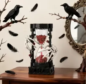 Detailaufnahme des gotischen Klemmbaustein-Ornaments mit Skeletthänden und Sanduhr.