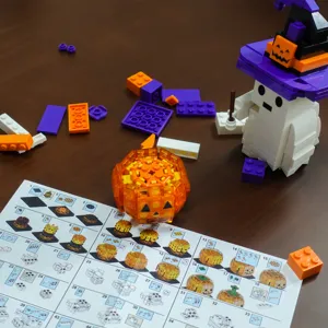 Set di mattoncini di Halloween con personaggi di fantasma e zucca e istruzioni.