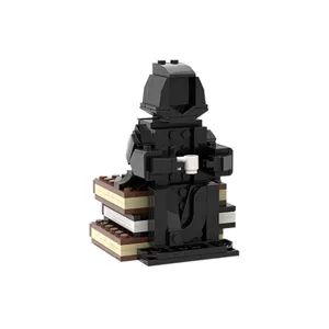 Kreative MOC Baustein Figur, geheimnisvolle dunkle Robe trinkt Kaffee auf Bucherstapel.