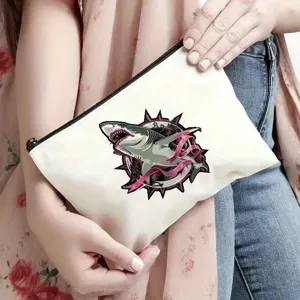 Dettaglio di una pochette in tela con stampa squalo e pratica chiusura a zip nera per l'uso.