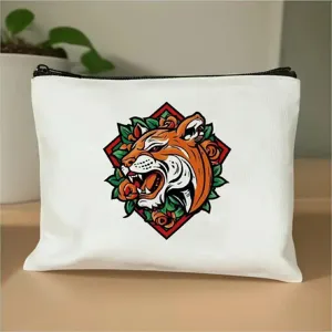 Nahaufnahme der weissen Canvas Reissverschluss Kosmetiktasche mit Tiger Print und Bluemustern.