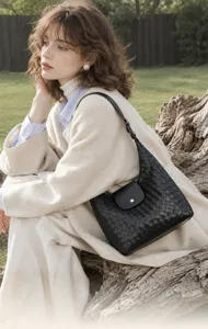 Sac à épaule noir en cuir tressé pour femmes, élégant sac fourre-tout souple avec rabat et fermoir.