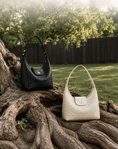 Sac bandoulière hobo en cuir tissé fait main avec rabat et fermoir métallique, style classique.