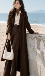 Chic sac porté épaule en cuir tressé blanc, sac à main dumpling artisanal de haute qualité.