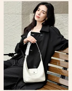 Détail sac hobo en cuir tressé, sac épaule dumpling blanc, accessoire de banlieue chic.