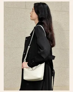 Vue détaillée de l'élégant sac hobo en cuir tressé mettant en valeur un savoir-faire.