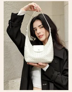 Vue détaillée du sac hobo en cuir tressé, mettant en valeur la texture artisanale et le fermoir.