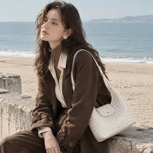 Sac épaule en cuir tressé pour femme, sac hobo chic avec rabat, sac à main de luxe élégant.