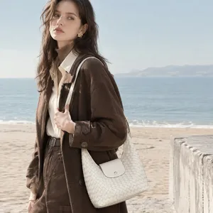 Sac bandoulière tissé en cuir véritable blanc pour femme, élégant sac fourre-tout quotidien.