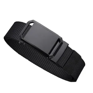 Vue détaillée de la ceinture en nylon tactique pour hommes avec boucle automatique.