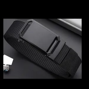Ceinture tactique en toile pour homme avec boucle automatique en alliage, sangle en nylon noir.
