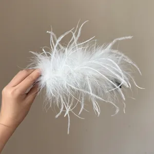 Flauschige Feder Bananenklammer für Haare, stilvolles Haaraccessoire für Volumen und Styling.
