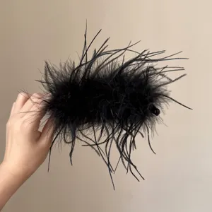 Fluschige schwarze Feder Banane Spange Herbst Winter Haar Klaue Volumen Zopf Halter