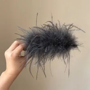 Dunkelgraue flauschige Feder-Haarspange Detailansicht, pelziges Haaraccessoire für Styling.