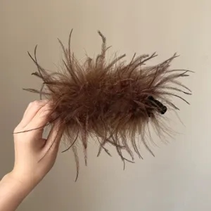 Flauschige Feder Bananenklammer Haarklammer Detail, braunes Haaraccessoire für Zöpfe.