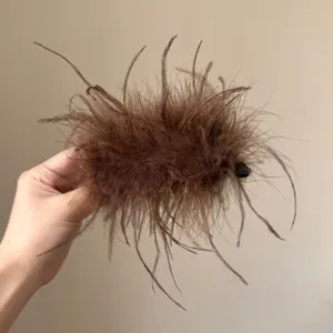 Detailansicht der flauschigen Feder Bananenhaarklammer, weiches Haarstyling Accessoire.