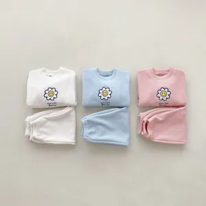 Detalle del conjunto de chándal de algodón acanalado con lindo parche de flor de margarita.