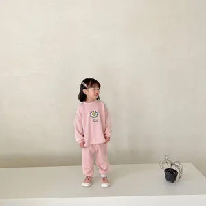 Cómodo conjunto de chándal acanalado rosa para niña pequeña con diseño de margarita.