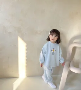 Adorable conjunto de loungewear de punto waffle para niña top manga larga pantalón margarita