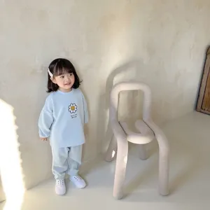 Conjunto casual acanalado para niña pequeña con lindo motivo de margarita, vista detallada.