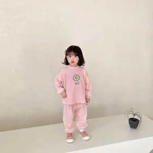 Bonito conjunto de sudadera y pantalón de canalé rosa para niña con margarita