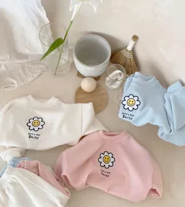 Conjunto de ropa informal de otoño para niños de canalé fino con bordado de margarita.