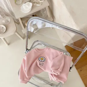 Detalle de chándal de bebé rosa acanalado con bonito motivo gráfico de margarita.