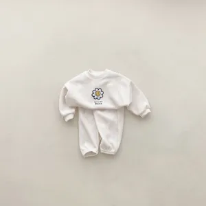 Lindo conjunto casual de sudadera y pantalón para bebé niña con estampado de margarita y ribete.