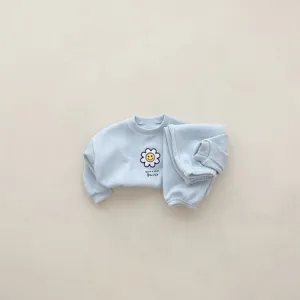 Detalle del conjunto de sudadera acanalada para niña, chándal casual azul claro con margarita.