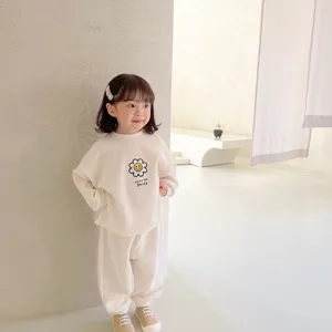 Conjunto de chándal de punto gofrado para niña pequeña con detalle de margarita.