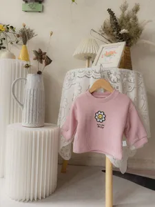 Top de canalé rosa de manga larga para niña con estampado de margarita para el otoño.