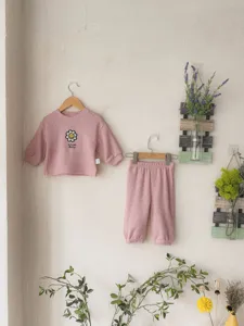 Conjunto casual de canalé de otoño para niñas con bonito bordado de margarita, deportivo.