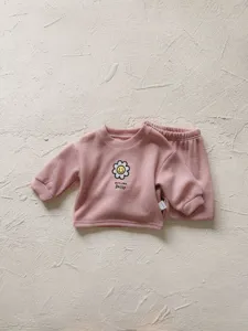 Conjunto casual rosa de canalé con sudadera y pantalones para niña con estampado de margarita.