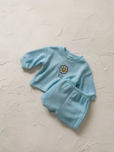 Conjunto casual acanalado para bebé en azul celeste con lindo parche de margarita.